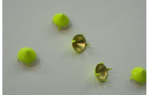 Tachuela cónica 10mm amarillo fluor