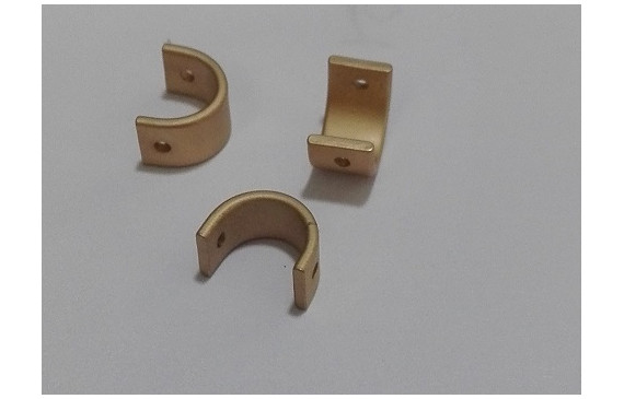 Pieza en U 8*6mm doble agujero oro mate