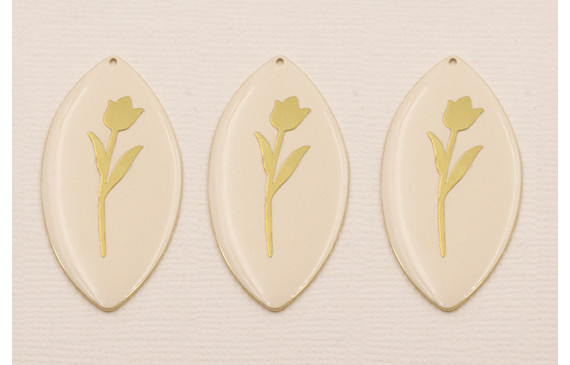 Ovalo Dorado Mate Esmaltado Beige con Flor Dorada