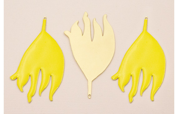 Flor esmaltada plana Amarilla 67*37mm Dorado Mate