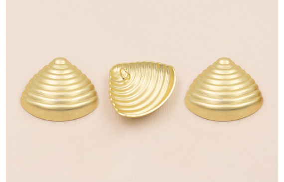 Colgante concha triangular rayada 32*26mm Oro Mate