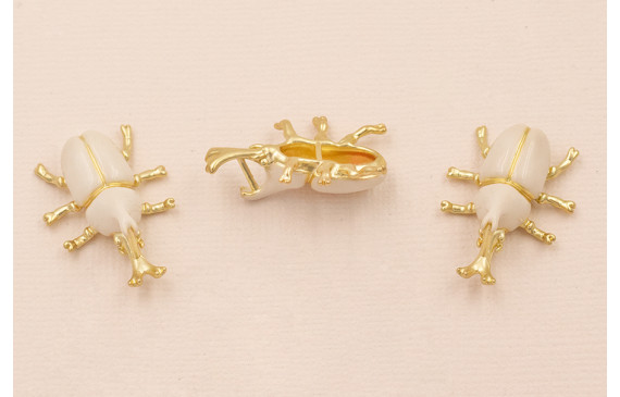 Escarabajo 25*20mm Dorado Mate Esmaltade Beige