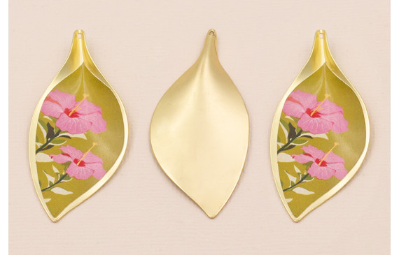 Cogante Hoja 56*26mm Oro Mate  Flores Fondo Beige