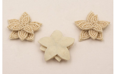 Flor Montada de 40mm diametro Crema