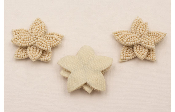 Flor Montada de 40mm diametro Crema