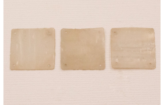 Cuadrado de 20*20mm Beige traslucido rugoso