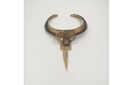 Collar rigido con rectangulos gris ,marron 3 flore