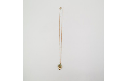 Collar con hoja y facetadas verdes