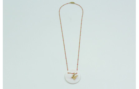 Solitario con cadena dorada y bola esmaltada rosa.