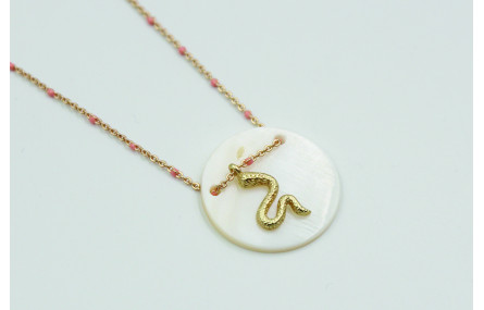 Solitario con cadena dorada y bola esmaltada rosa.