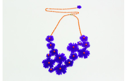Collar con flores de metacrilato moradas y puntos 