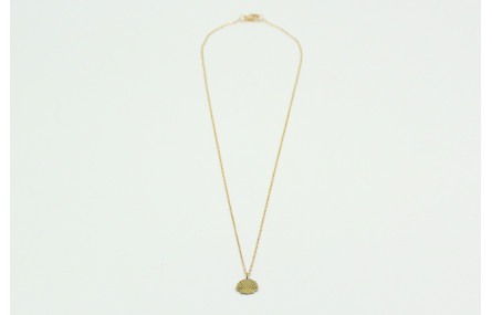 Solitario con cadena de eslabón pequeño dorado y c