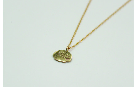 Solitario con cadena de eslabón pequeño dorado y c