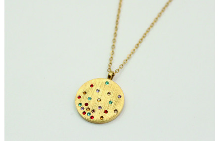 Solitario con cadena de eslabón pequeño dorado y c