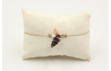 Pulsera hilo macrame dorado con caracola moteada y