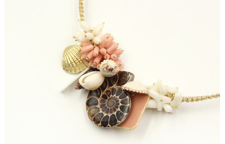 Collar rigido con corales blancos y rosas y concha