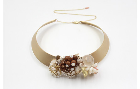 Collar rígido ancho con conchas y maderas, corales