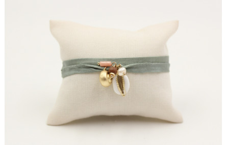 Pulsera seda verde con caracola oro mate gordita  
