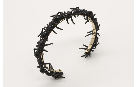 Pulsera rígida con hormigas negras.