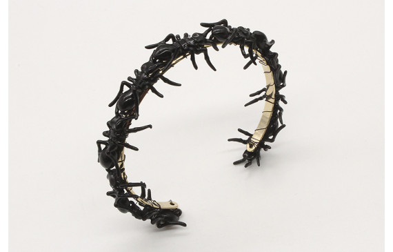 Pulsera rígida con hormigas negras.