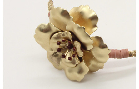 Pulsera rigida con lentejuela rosa y flor central