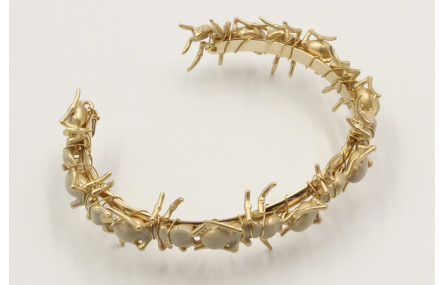 Pulsera rigida con hormigas esmaltadas grises.