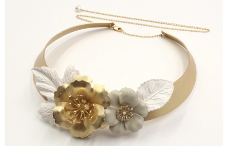 Collar lamina con hojas esmaltadas blancas, flor e