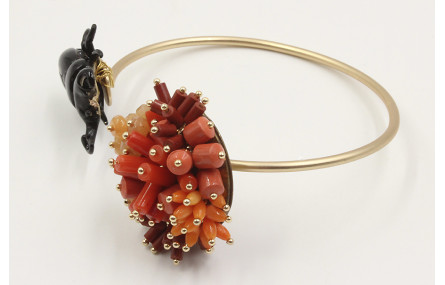 Pulsera rigida con escarabajo esmaltado negro y bu