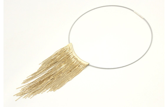 Collar rigido gris con fleco oro mate