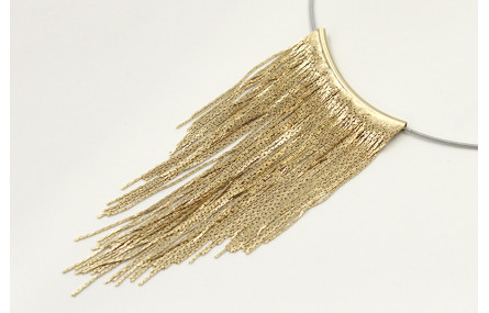 Collar rigido gris con fleco oro mate