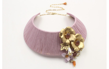 Collar rigido forrado con hilo macrame lila con fl