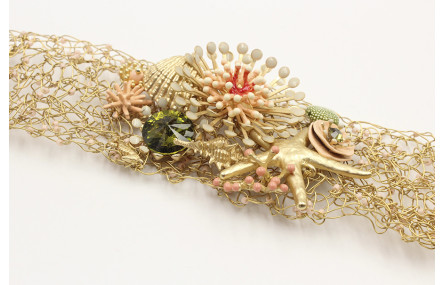 Pulsera de ganchillo con casquillas beige con piez