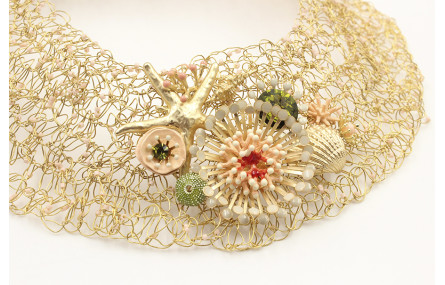 Collar de ganchillo con casquillas beige con pieza