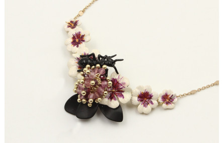 Collar con trio de flores blancas y moradas, burru