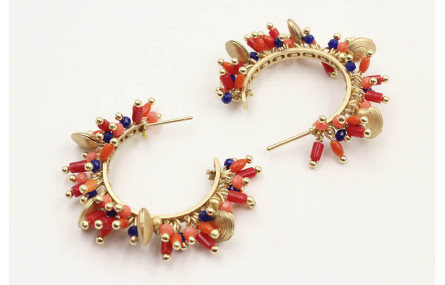 Pendientes de aro cosidos con corales, facetadas a