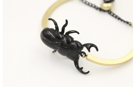 Pulsera semirrigida oro mate con escarabajo esmalt