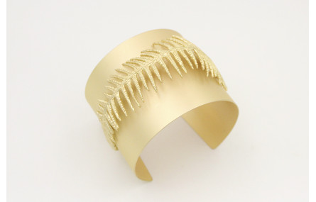 Pulsera rigida con rama helecho oro mate.