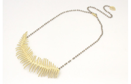 Collar cadena de facetadas grises con rama helecho