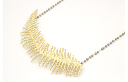 Collar cadena de facetadas grises con rama helecho