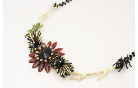 Collar cadena facetadas negras con rama oro mate c