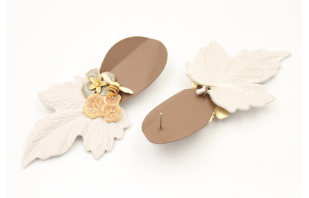 Pendientes perno ovalo doblado marrón con colgante