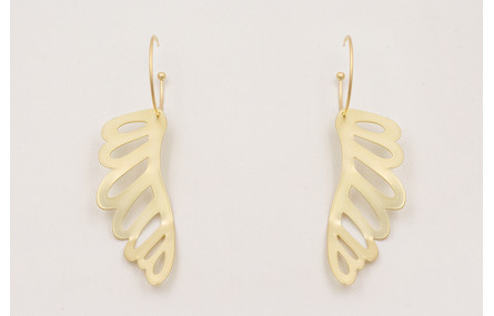 Pendientes aro bolita con ala dorada mate.