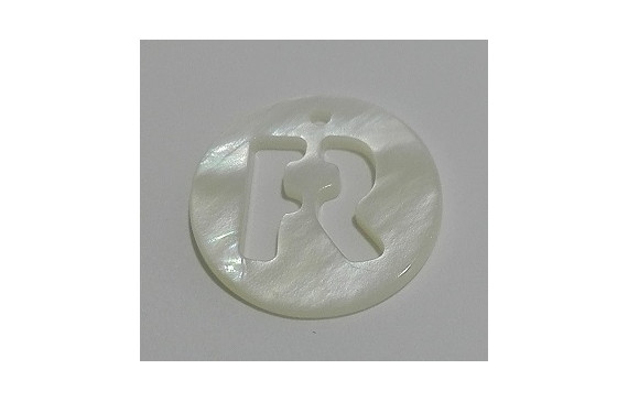 Letra calada 15mm Nacar R