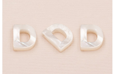 Letra Nacar D 10mm agujero horizontal superior