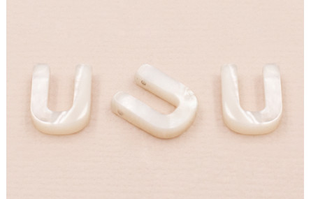 Letra Nacar U 10mm agujero horizontal superior