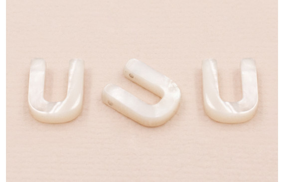 Letra Nacar U 10mm agujero horizontal superior