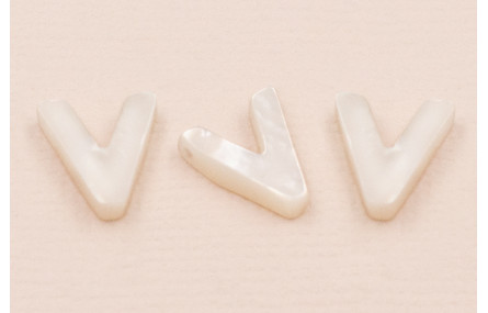 Letra Nacar V 10mm agujero horizontal superior