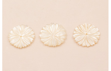 Flor Labrada Nacar de 25mm diámetro