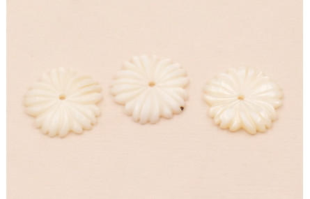 Flor Labrada Nacar de 17mm diámetro