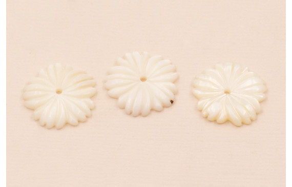 Flor Labrada Nacar de 17mm diámetro